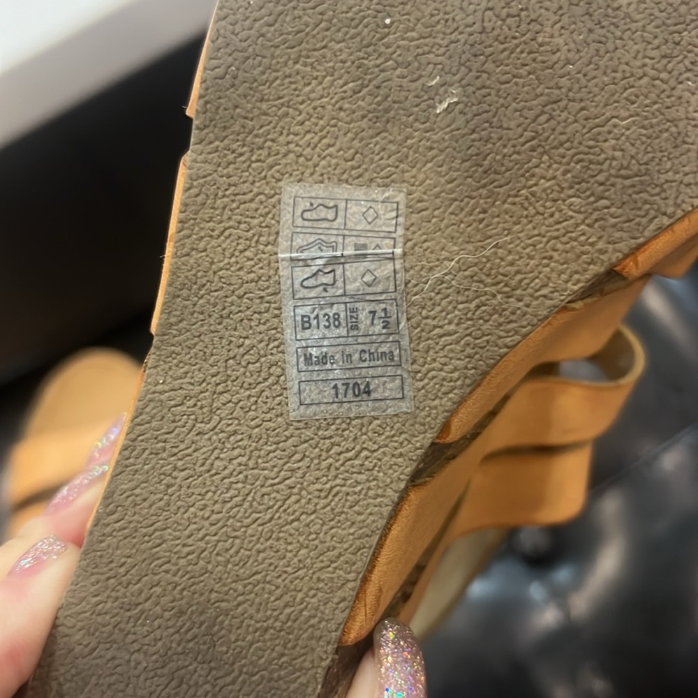 Blowfish Wedge Sandals "Herz" tan in color women's Size 7.5 Excellent Condition - Picture 7 of 7
